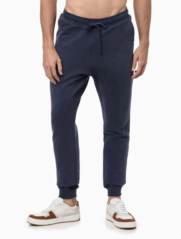 CALÇA MOLETOM MASCULINA COM BOLSOS LOGO DETALHE CALVIN KLEIN JEANS AZUL MARINHO