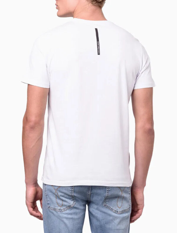 CAMISETA MASCULINA DE ALGODÃO BÁSICA ESTAMPA LOGO PALITO CALVIN KLEIN JEANS BRANCOCAMISETA MASCULINA DE ALGODÃO BÁSICA ESTAMPA LOGO PALITO CALVIN KLEIN JEANS BRANCO - Image 3