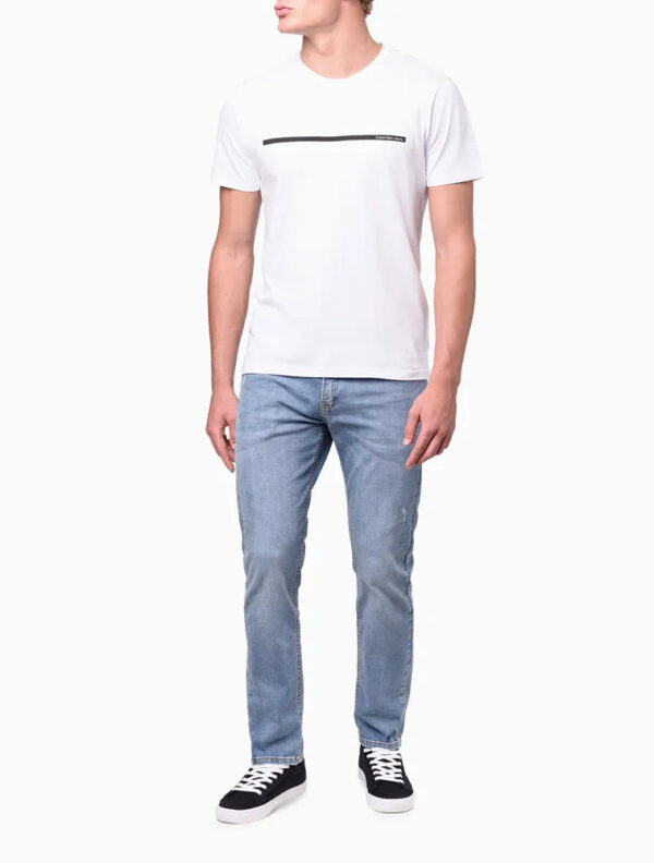 CAMISETA MASCULINA DE ALGODÃO BÁSICA ESTAMPA LOGO PALITO CALVIN KLEIN JEANS BRANCOCAMISETA MASCULINA DE ALGODÃO BÁSICA ESTAMPA LOGO PALITO CALVIN KLEIN JEANS BRANCO - Image 2