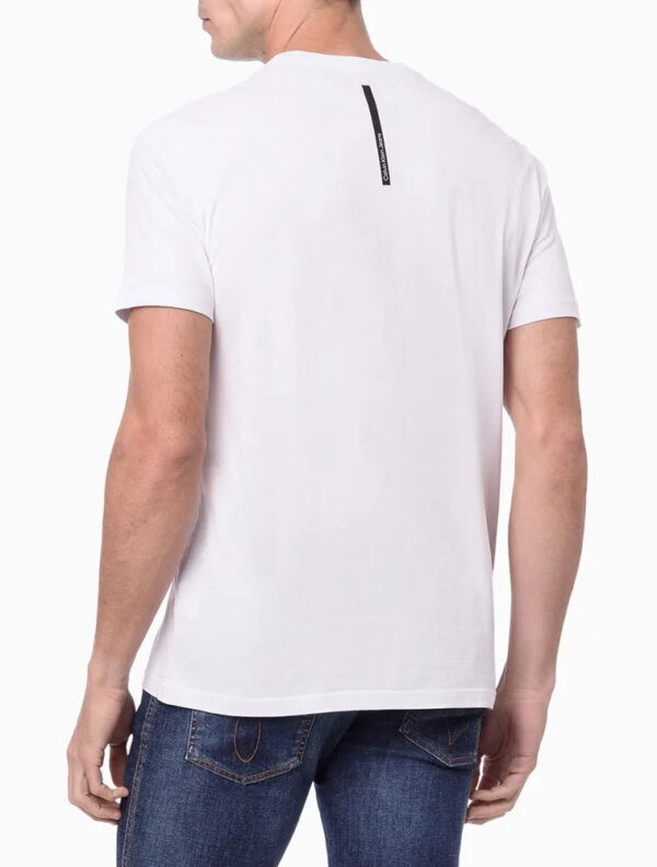 CAMISETA MASCULINA BÁSICA ESTAMPA LOGO REISSUE NO PEITO CALVIN KLEIN JEANS BRANCO - Image 3