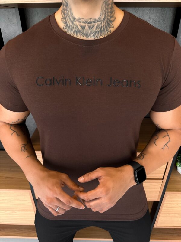 Camiseta Calvin K. Escrita Central Marrom - Image 3