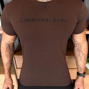 Camiseta Calvin K. Escrita Central Marrom