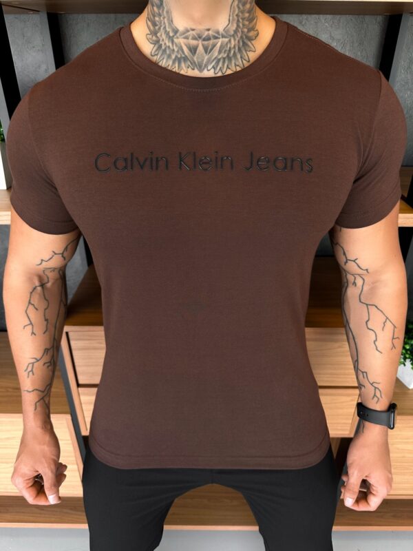 Camiseta Calvin K. Escrita Central Marrom