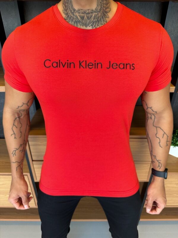 Camiseta Calvin K. Escrita Central Vermelha