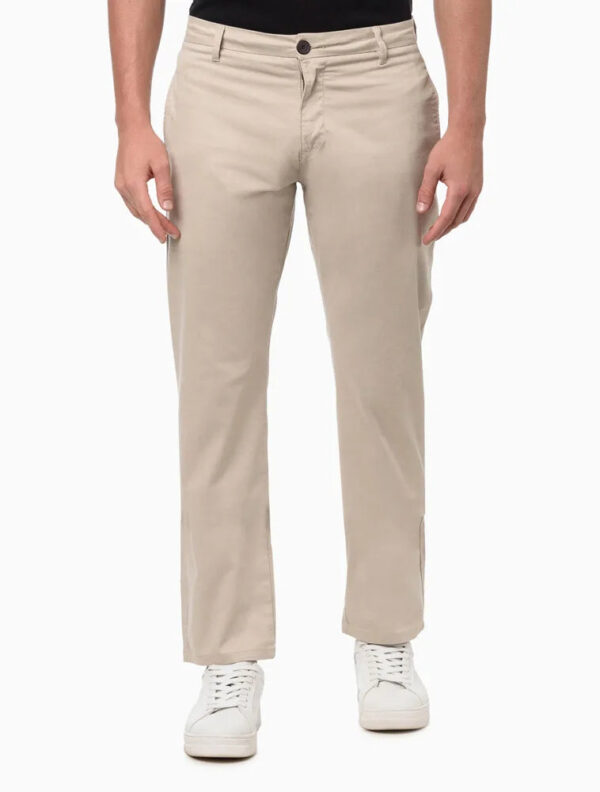 CALÇA MASCULINA DE CHINO RETA ESSENTIAL CALVIN KLEIN CÁQUI