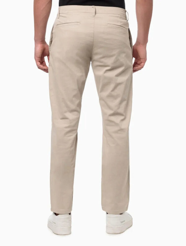 CALÇA MASCULINA DE CHINO RETA ESSENTIAL CALVIN KLEIN CÁQUI - Image 2